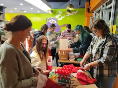 group assembling gifts